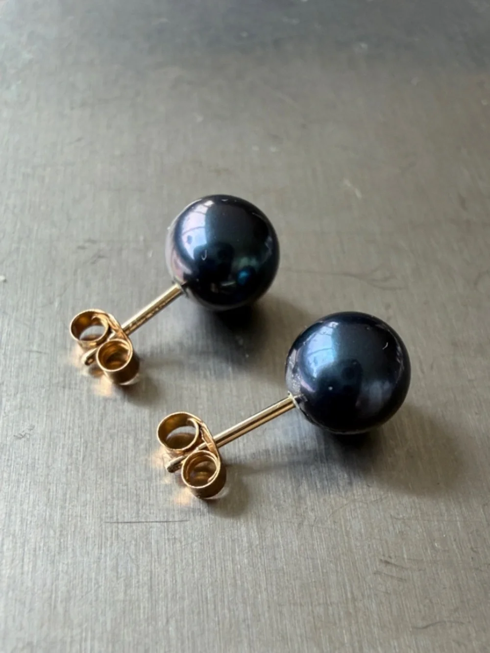 Solid 14K gold stud earrings with natural Black Tahitian (?) pearls - Picture 3 of 8